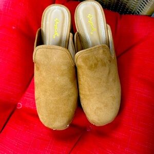 Qupid Suede Heels- rusty brown. - Size 8